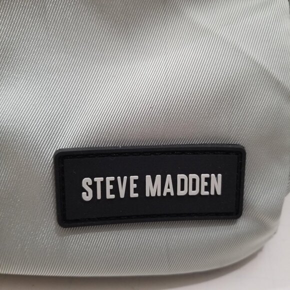 Steve Madden brand lunch bag/tote with small clear container with lid inside. - Picture 4 of 16